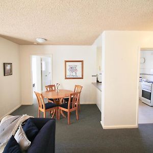 Deluxe Two-Bedroom Apartment 2 Singles 1 Queen